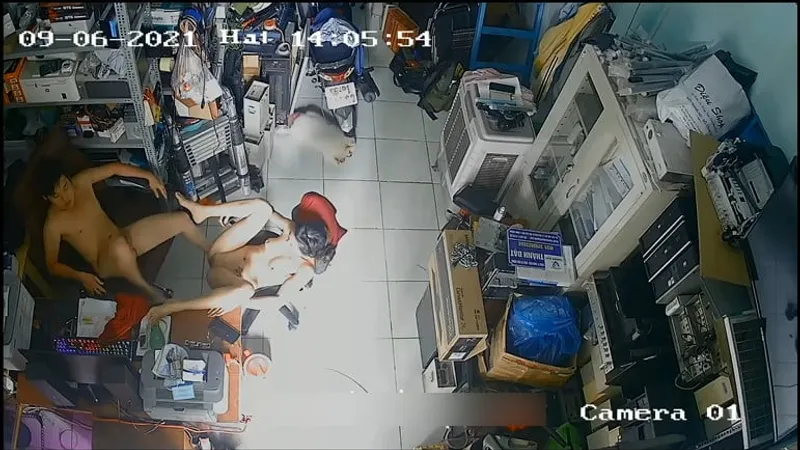 Vợ yêu gã chồng xoạc nhau trong của cây hàng máy tính